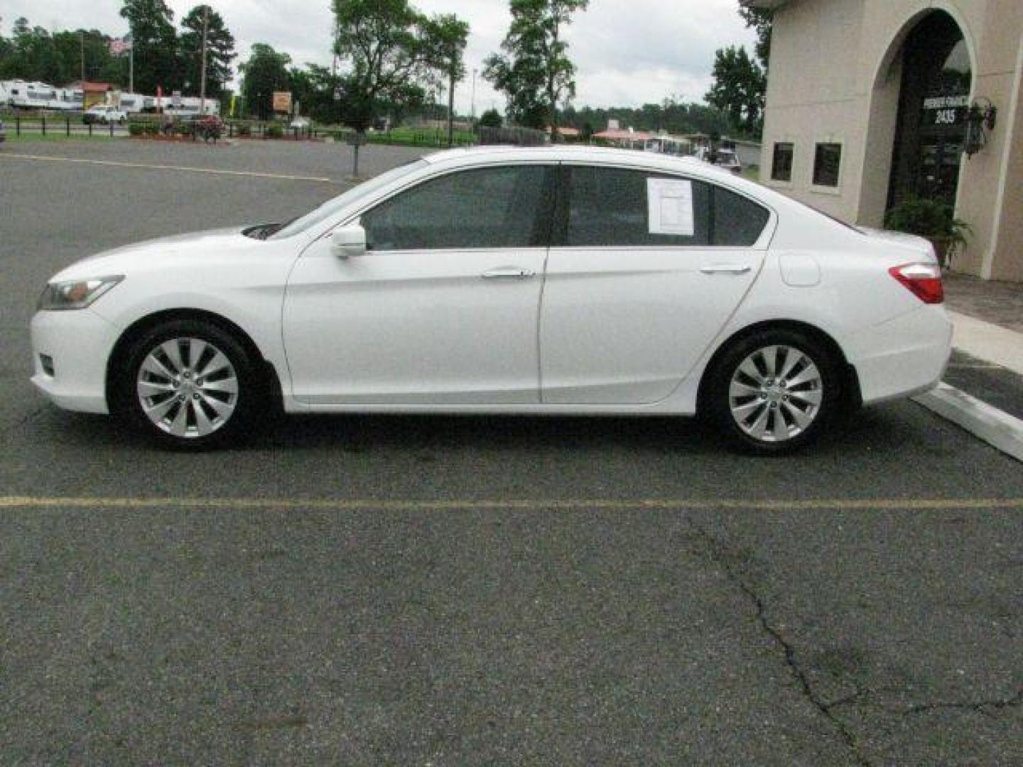 2014 White Honda Accord EX-L (1HGCR2F83EA) with an 2.4L I-4 gasoline direct injection engine, Automatic transmission, located at 2443 Albert Pike, Hot Springs, AR, 71913, (501) 623-6255, 34.492222, -93.109993- Photo#1