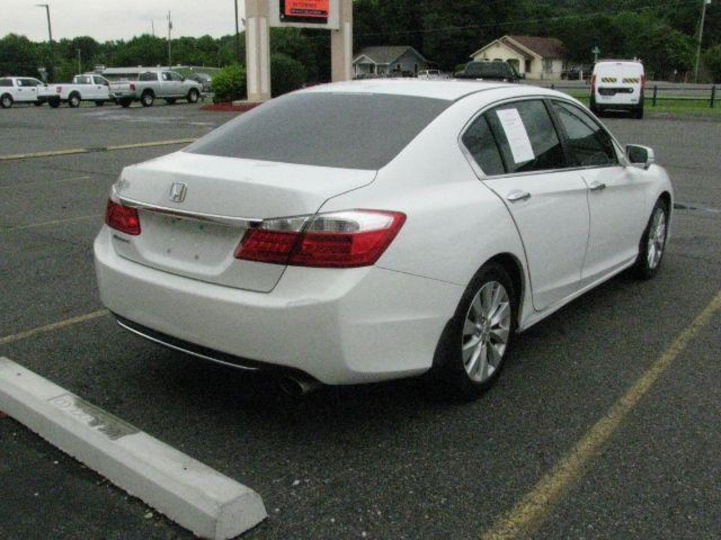 2014 White Honda Accord EX-L (1HGCR2F83EA) with an 2.4L I-4 gasoline direct injection engine, Automatic transmission, located at 2443 Albert Pike, Hot Springs, AR, 71913, (501) 623-6255, 34.492222, -93.109993- Photo#3