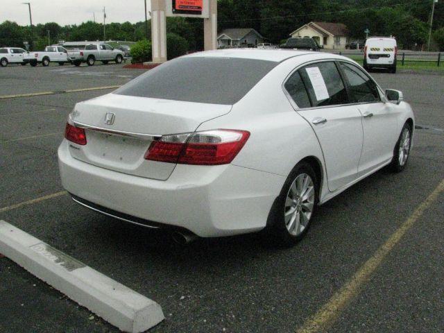 2014 White Honda Accord EX-L (1HGCR2F83EA) with an 2.4L I-4 gasoline direct injection engine, Automatic transmission, located at 2443 Albert Pike, Hot Springs, AR, 71913, (501) 623-6255, 34.492222, -93.109993 - Photo#3