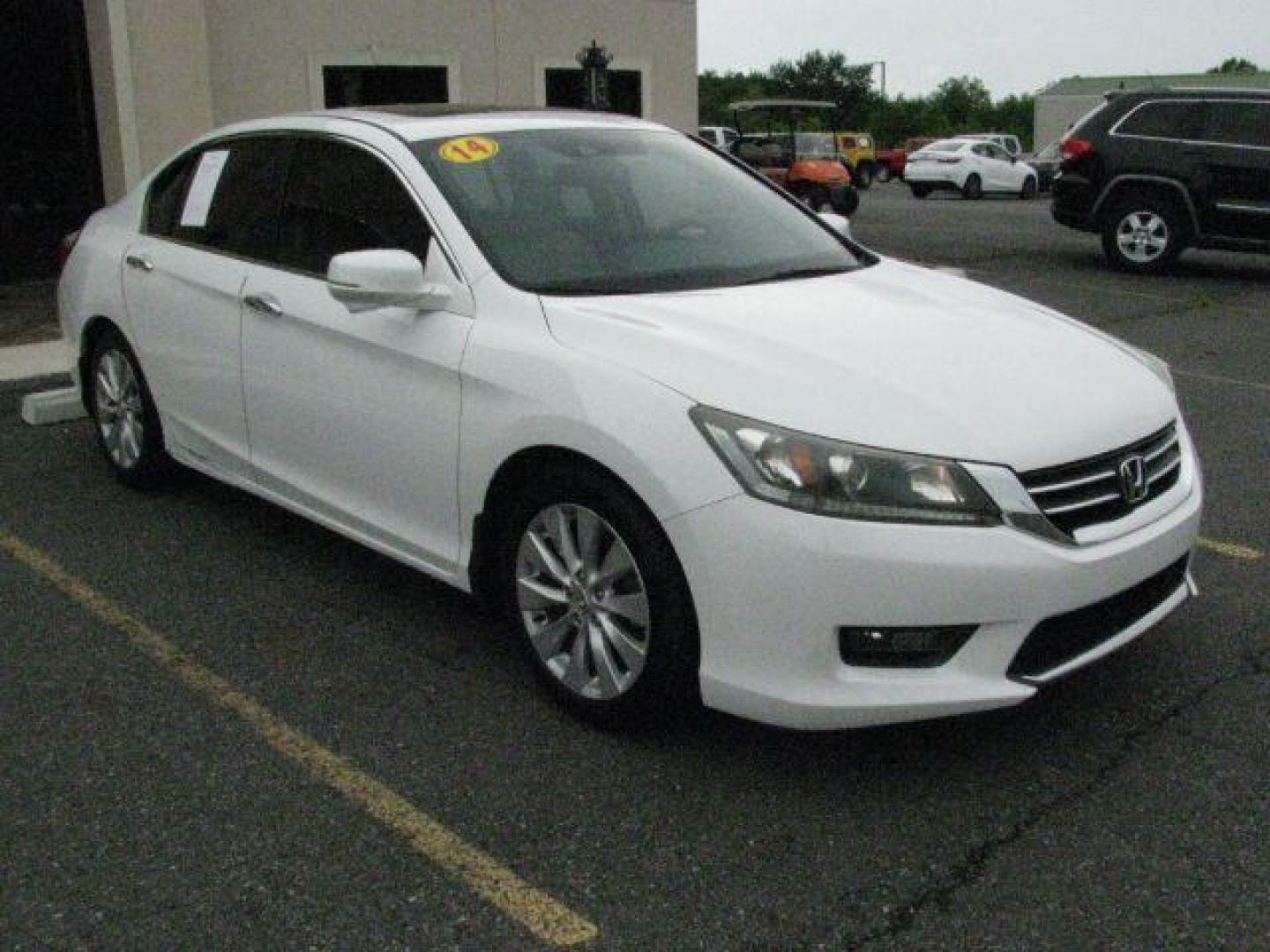 2014 White Honda Accord EX-L (1HGCR2F83EA) with an 2.4L I-4 gasoline direct injection engine, Automatic transmission, located at 2443 Albert Pike, Hot Springs, AR, 71913, (501) 623-6255, 34.492222, -93.109993- Photo#5