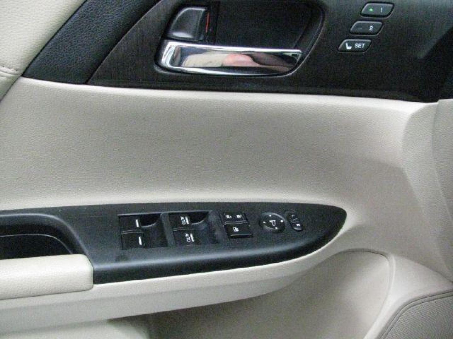 2014 White Honda Accord EX-L (1HGCR2F83EA) with an 2.4L I-4 gasoline direct injection engine, Automatic transmission, located at 2443 Albert Pike, Hot Springs, AR, 71913, (501) 623-6255, 34.492222, -93.109993- Photo#10