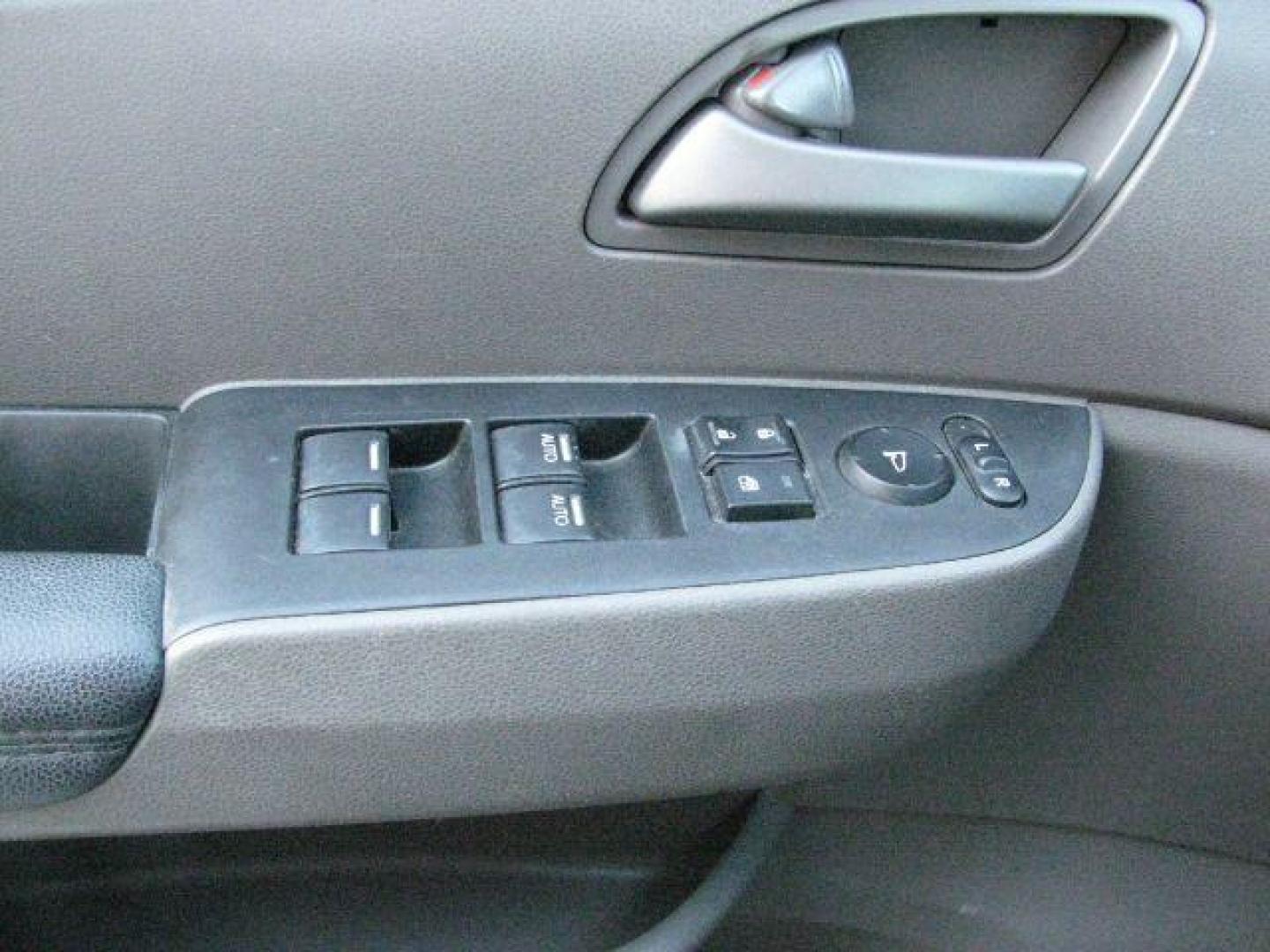 2012 White Honda Odyssey EX-L (5FNRL5H65CB) with an 3.5L V-6 i-VTEC variable valve control engine, Automatic transmission, located at 2443 Albert Pike, Hot Springs, AR, 71913, (501) 623-6255, 34.492222, -93.109993 - Photo#10