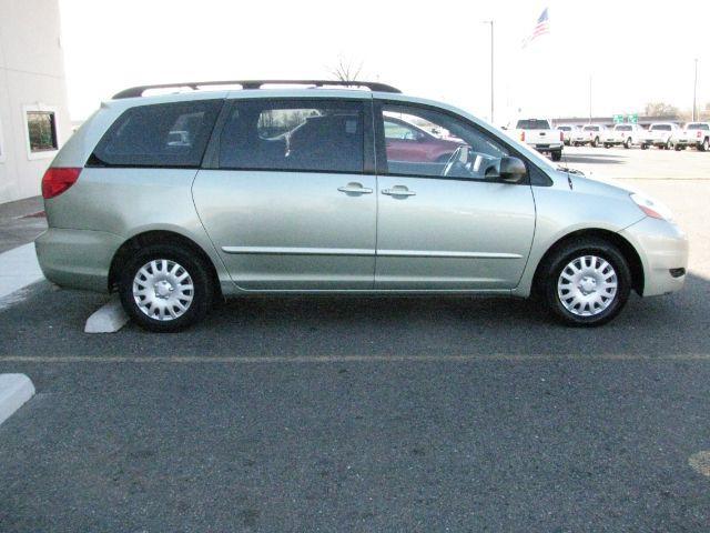 2009 Green Toyota Sienna CE (5TDZK23C49S) with an 3.5L V-6 DOHC engine, Automatic transmission, located at 2443 Albert Pike, Hot Springs, AR, 71913, (501) 623-6255, 34.492222, -93.109993 - Photo#4