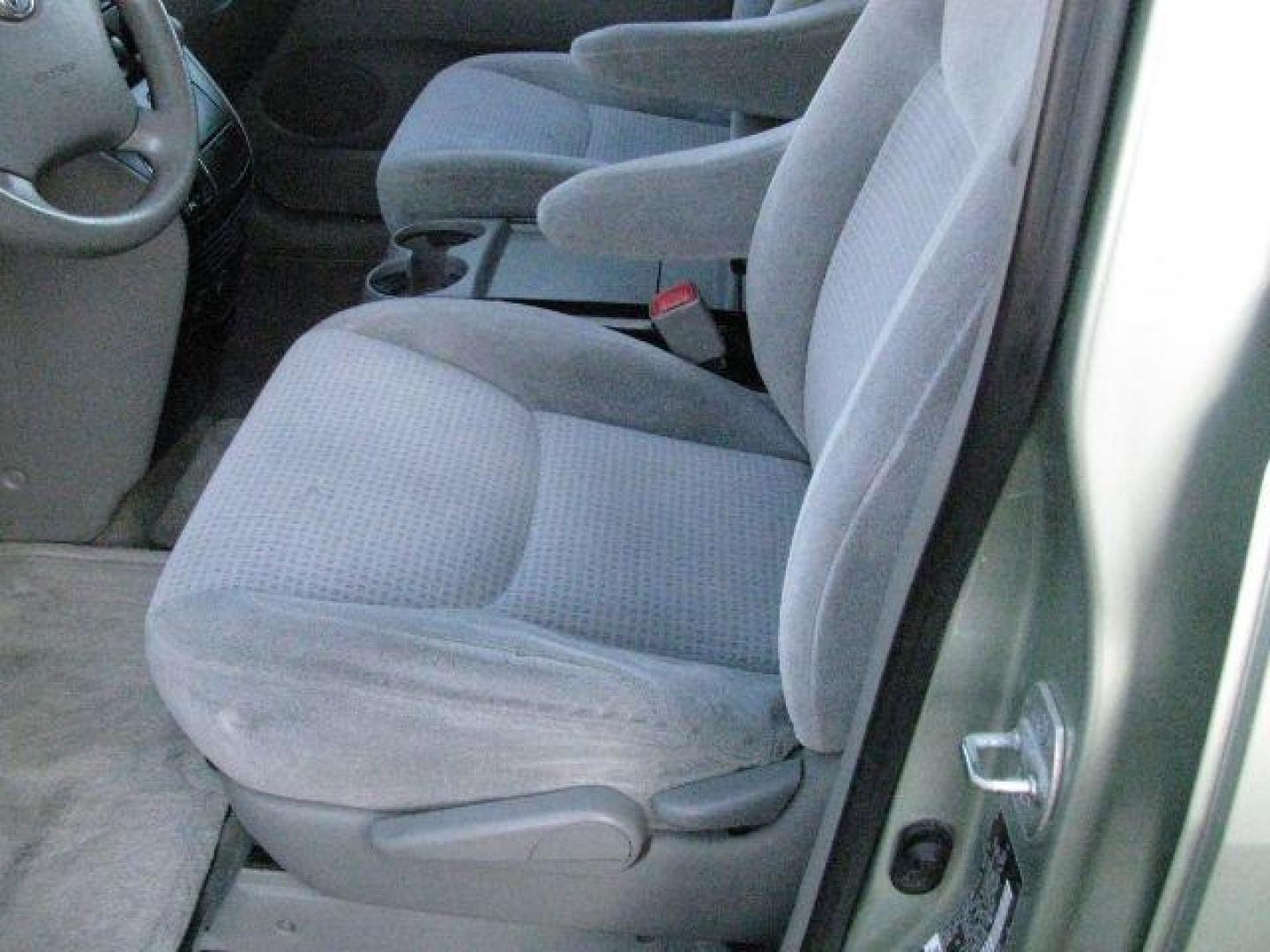 2009 Green Toyota Sienna CE (5TDZK23C49S) with an 3.5L V-6 DOHC engine, Automatic transmission, located at 2443 Albert Pike, Hot Springs, AR, 71913, (501) 623-6255, 34.492222, -93.109993 - Photo#8