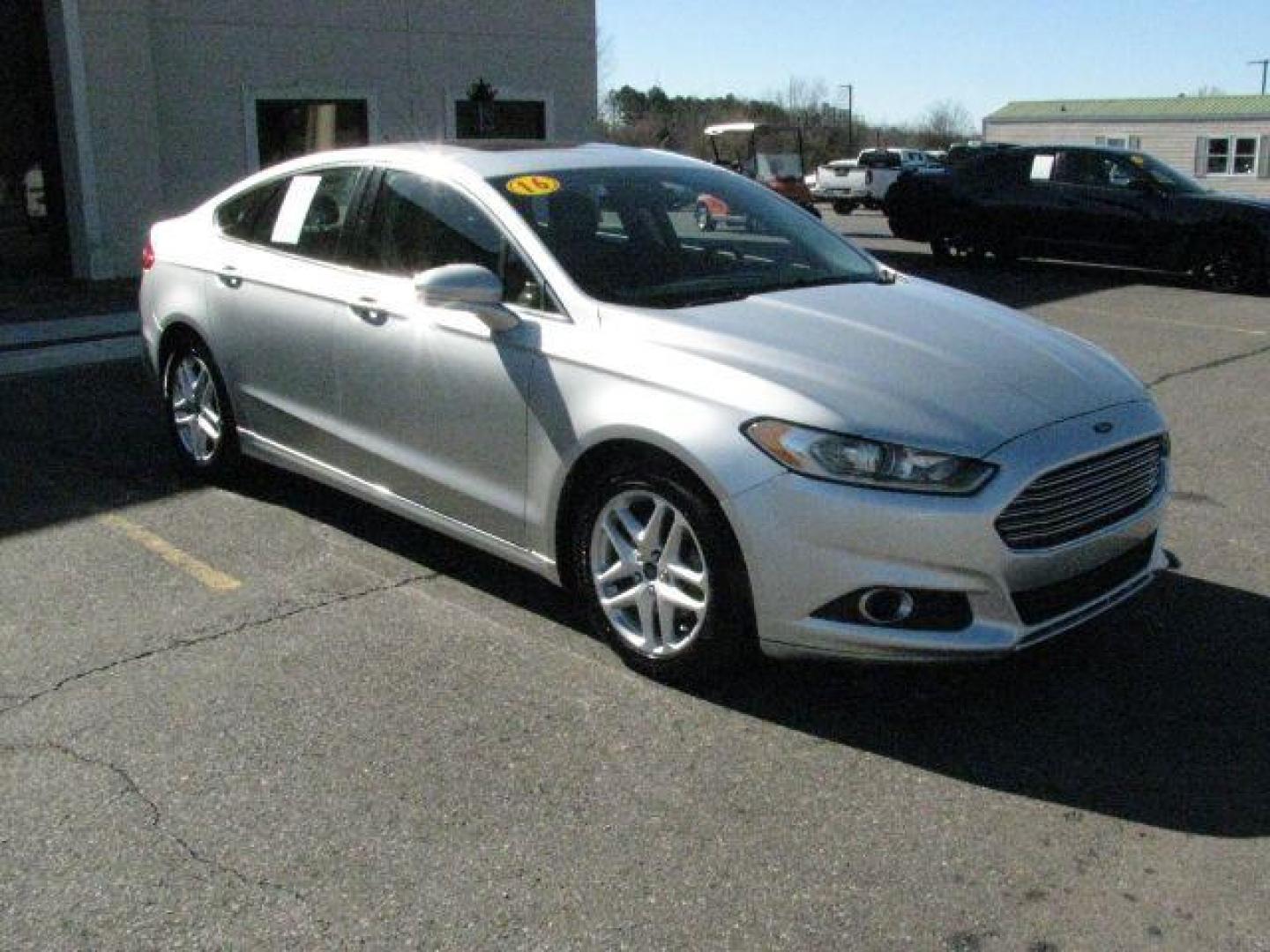 2016 Silver Ford Fusion SE (1FA6P0HD5G5) with an 1.5L L4 DOHC 16V engine, 6-Speed Automatic transmission, located at 2443 Albert Pike, Hot Springs, AR, 71913, (501) 623-6255, 34.492222, -93.109993 - Photo#5