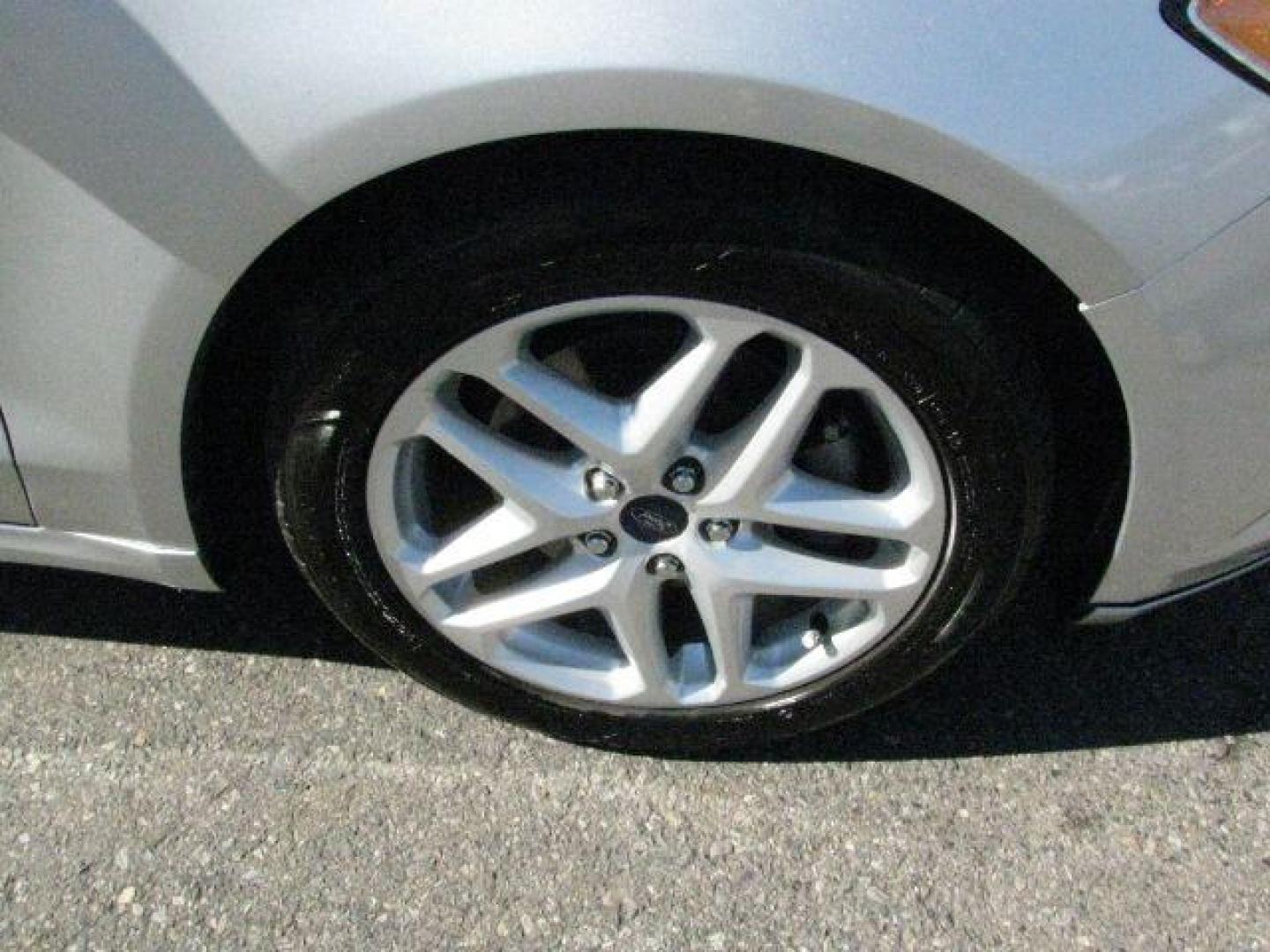 2016 Silver Ford Fusion SE (1FA6P0HD5G5) with an 1.5L L4 DOHC 16V engine, 6-Speed Automatic transmission, located at 2443 Albert Pike, Hot Springs, AR, 71913, (501) 623-6255, 34.492222, -93.109993 - Photo#6