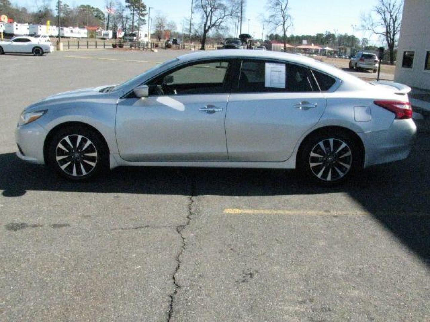 2016 Silver Nissan Altima 2.5 SV (1N4AL3AP0GC) with an 2.5L I-4 DOHC engine, CVT transmission, located at 2443 Albert Pike, Hot Springs, AR, 71913, (501) 623-6255, 34.492222, -93.109993 - Photo#4