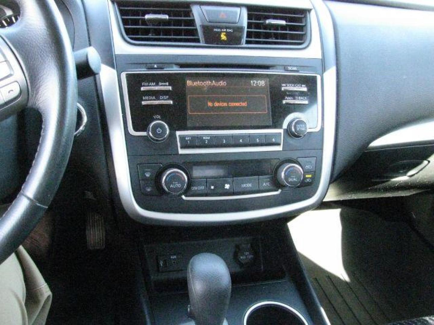 2016 Silver Nissan Altima 2.5 SV (1N4AL3AP0GC) with an 2.5L I-4 DOHC engine, CVT transmission, located at 2443 Albert Pike, Hot Springs, AR, 71913, (501) 623-6255, 34.492222, -93.109993 - Photo#9