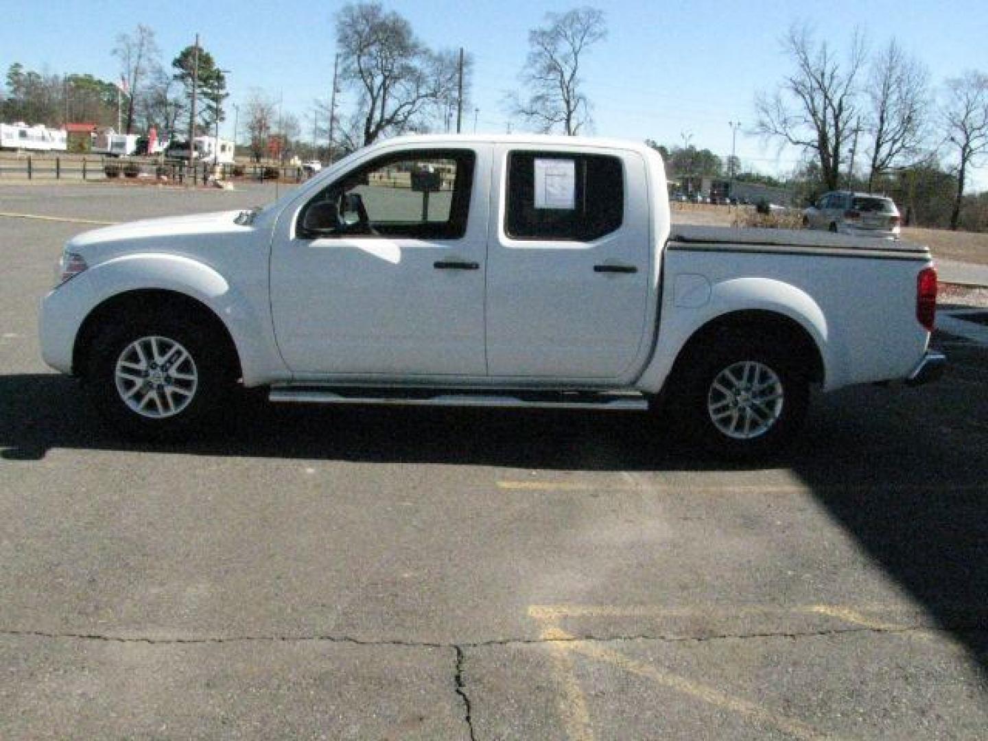 2016 White Nissan Frontier SV (1N6AD0ER5GN) with an VQ 4L V-6 DOHC engine, Automatic transmission, located at 2443 Albert Pike, Hot Springs, AR, 71913, (501) 623-6255, 34.492222, -93.109993 - Photo#1