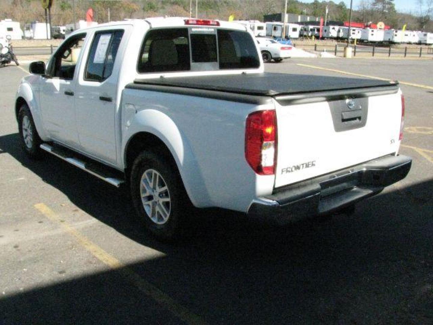 2016 White Nissan Frontier SV (1N6AD0ER5GN) with an VQ 4L V-6 DOHC engine, Automatic transmission, located at 2443 Albert Pike, Hot Springs, AR, 71913, (501) 623-6255, 34.492222, -93.109993 - Photo#2