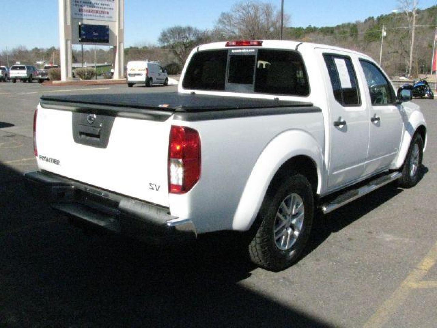 2016 White Nissan Frontier SV (1N6AD0ER5GN) with an VQ 4L V-6 DOHC engine, Automatic transmission, located at 2443 Albert Pike, Hot Springs, AR, 71913, (501) 623-6255, 34.492222, -93.109993 - Photo#3
