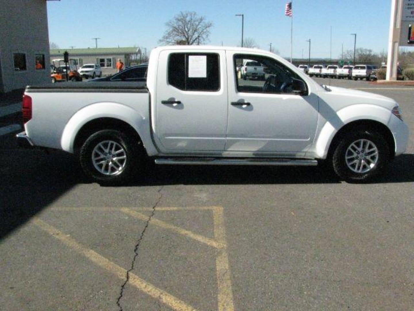 2016 White Nissan Frontier SV (1N6AD0ER5GN) with an VQ 4L V-6 DOHC engine, Automatic transmission, located at 2443 Albert Pike, Hot Springs, AR, 71913, (501) 623-6255, 34.492222, -93.109993 - Photo#4
