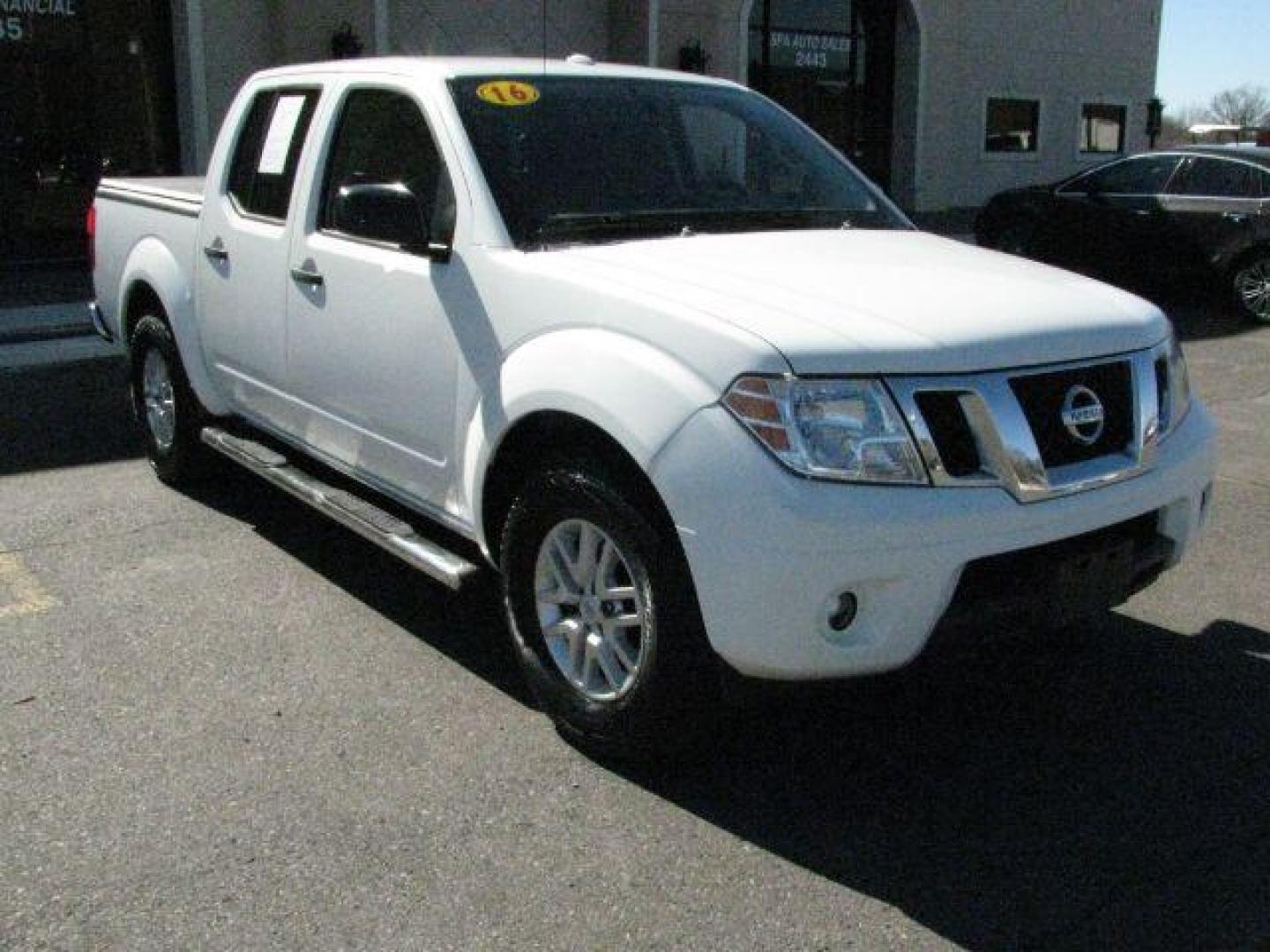 2016 White Nissan Frontier SV (1N6AD0ER5GN) with an VQ 4L V-6 DOHC engine, Automatic transmission, located at 2443 Albert Pike, Hot Springs, AR, 71913, (501) 623-6255, 34.492222, -93.109993 - Photo#5