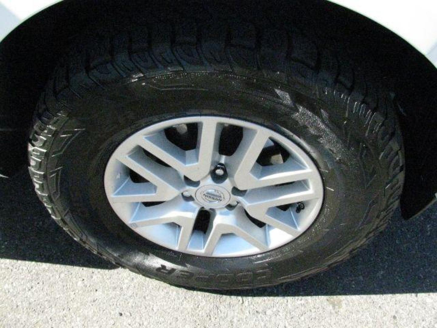 2016 White Nissan Frontier SV (1N6AD0ER5GN) with an VQ 4L V-6 DOHC engine, Automatic transmission, located at 2443 Albert Pike, Hot Springs, AR, 71913, (501) 623-6255, 34.492222, -93.109993 - Photo#6