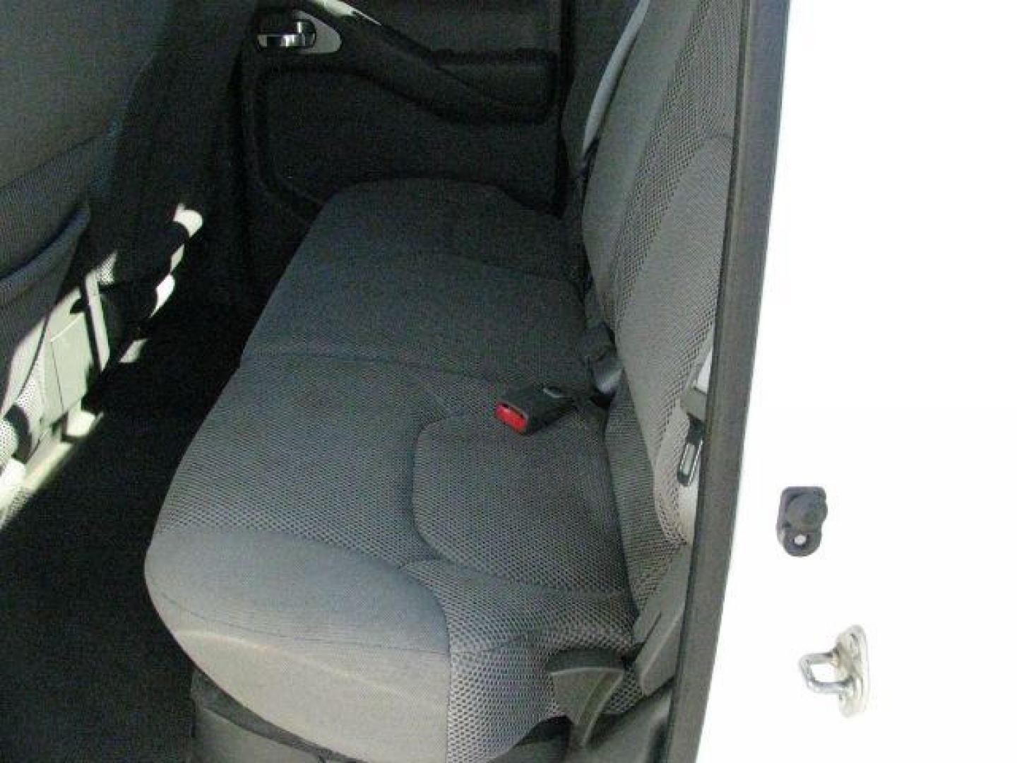 2016 White Nissan Frontier SV (1N6AD0ER5GN) with an VQ 4L V-6 DOHC engine, Automatic transmission, located at 2443 Albert Pike, Hot Springs, AR, 71913, (501) 623-6255, 34.492222, -93.109993 - Photo#7