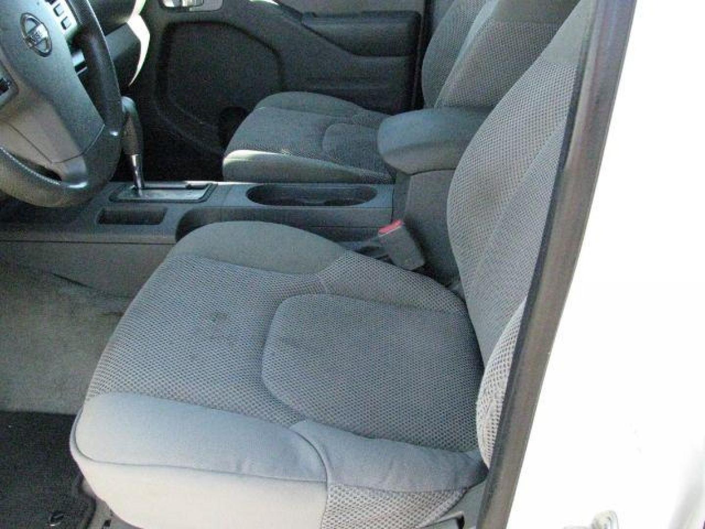 2016 White Nissan Frontier SV (1N6AD0ER5GN) with an VQ 4L V-6 DOHC engine, Automatic transmission, located at 2443 Albert Pike, Hot Springs, AR, 71913, (501) 623-6255, 34.492222, -93.109993 - Photo#8