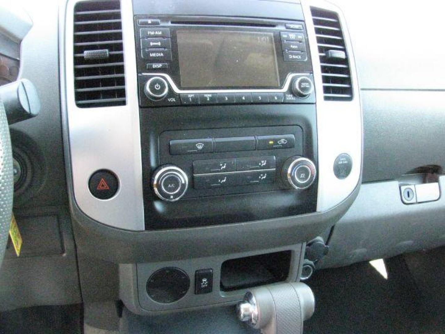 2016 White Nissan Frontier SV (1N6AD0ER5GN) with an VQ 4L V-6 DOHC engine, Automatic transmission, located at 2443 Albert Pike, Hot Springs, AR, 71913, (501) 623-6255, 34.492222, -93.109993 - Photo#9