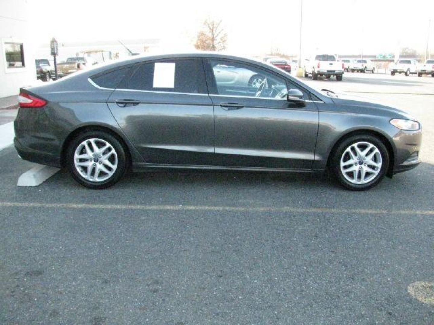 2016 Gray Ford Fusion SE (3FA6P0HD8GR) with an 1.5L L4 DOHC 16V engine, 6-Speed Automatic transmission, located at 2443 Albert Pike, Hot Springs, AR, 71913, (501) 623-6255, 34.492222, -93.109993 - Photo#4
