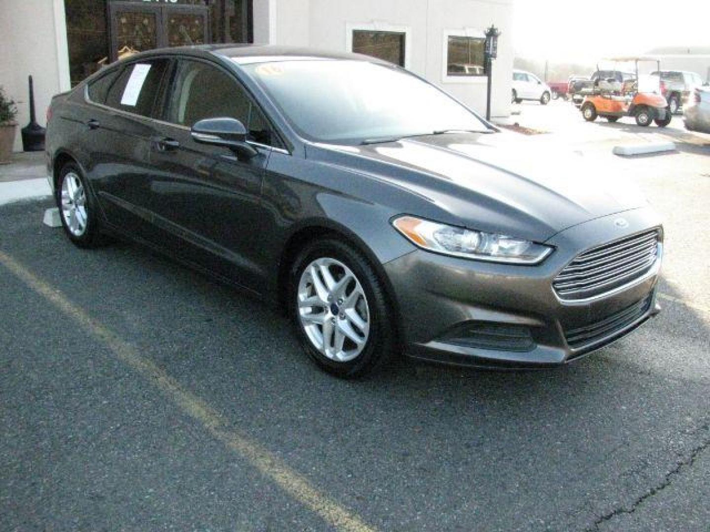 2016 Gray Ford Fusion SE (3FA6P0HD8GR) with an 1.5L L4 DOHC 16V engine, 6-Speed Automatic transmission, located at 2443 Albert Pike, Hot Springs, AR, 71913, (501) 623-6255, 34.492222, -93.109993 - Photo#5
