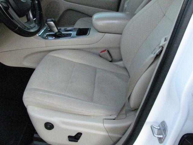 2020 White Jeep Grand Cherokee Laredo E 4X2 (1C4RJEAG7LC) with an Pentastar 3.6L V-6 DOHC engine, Automatic transmission, located at 2443 Albert Pike, Hot Springs, AR, 71913, (501) 623-6255, 34.492222, -93.109993 - Photo#8