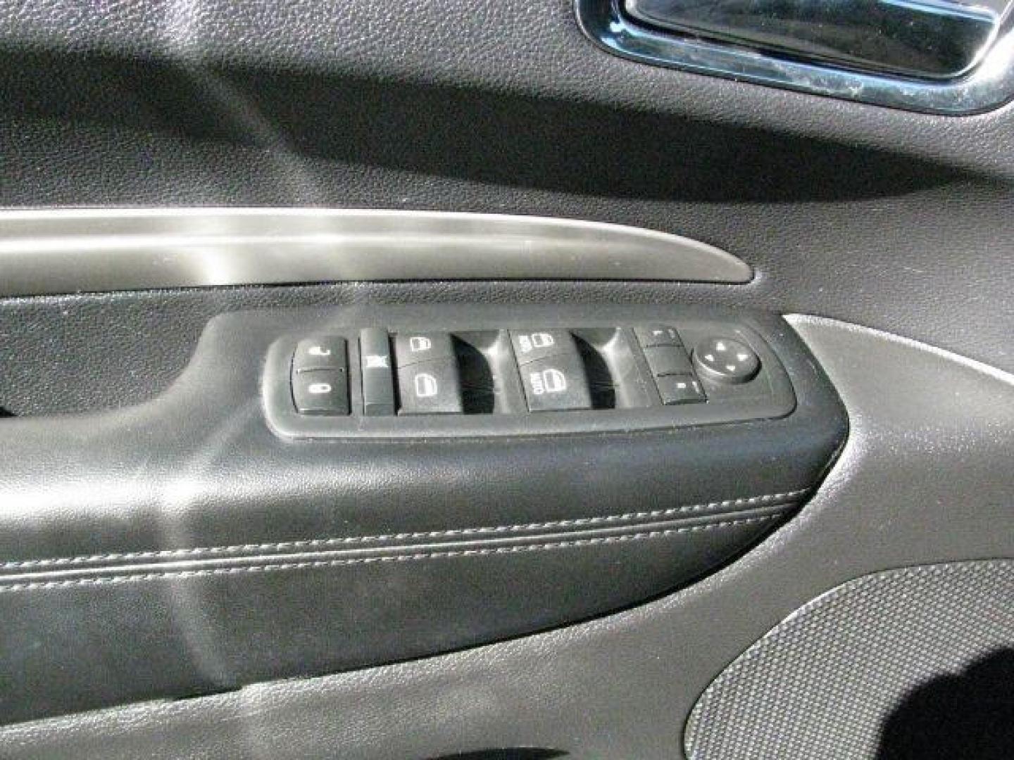 2016 White Dodge Durango SXT (1C4RDHAG3GC) with an Pentastar 3.6L V-6 DOHC engine, Automatic transmission, located at 2443 Albert Pike, Hot Springs, AR, 71913, (501) 623-6255, 34.492222, -93.109993 - Photo#10