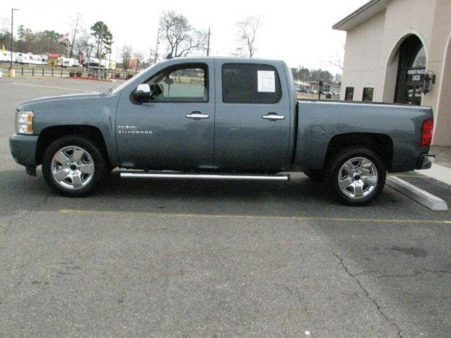 2011 Gray Chevrolet Silverado 1500 LT (3GCPCSE06BG) with an 5.3L engine, Automatic transmission, located at 2443 Albert Pike, Hot Springs, AR, 71913, (501) 623-6255, 34.492222, -93.109993 - Photo#5