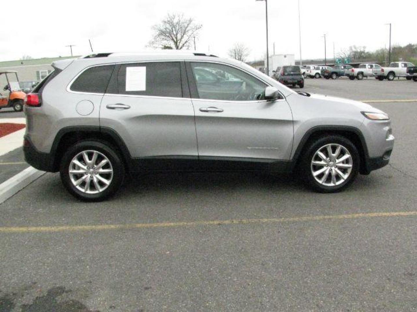 2016 Silver Jeep Cherokee Limited (1C4PJLDBXGW) with an Tigershark MultiAir 2.4L I-4 variable valve contro engine, Automatic transmission, located at 2443 Albert Pike, Hot Springs, AR, 71913, (501) 623-6255, 34.492222, -93.109993 - Photo#4
