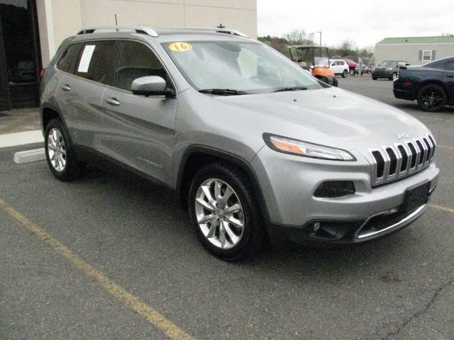 2016 Silver Jeep Cherokee Limited (1C4PJLDBXGW) with an Tigershark MultiAir 2.4L I-4 variable valve contro engine, Automatic transmission, located at 2443 Albert Pike, Hot Springs, AR, 71913, (501) 623-6255, 34.492222, -93.109993 - Photo#5
