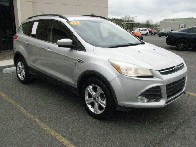 2016 Silver Ford Escape SE (1FMCU9G92GU) with an EcoBoost 2L I-4 gasoline direct injection engine, Automatic transmission, located at 2443 Albert Pike, Hot Springs, AR, 71913, (501) 623-6255, 34.492222, -93.109993 - Photo#5