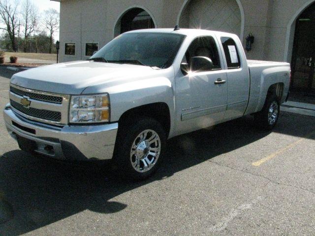 2013 Silver Chevrolet Silverado 1500 LS (1GCRKREA5DZ) with an Vortec 4.8L V-8 variable valve control engine, Automatic transmission, located at 2443 Albert Pike, Hot Springs, AR, 71913, (501) 623-6255, 34.492222, -93.109993 - Photo#5