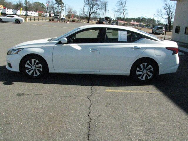 2019 White Nissan Altima 2.5 S (1N4BL4BV2KC) with an 2.5L I-4 gasoline direct injection engine, CVT transmission, located at 2443 Albert Pike, Hot Springs, AR, 71913, (501) 623-6255, 34.492222, -93.109993 - Photo#4