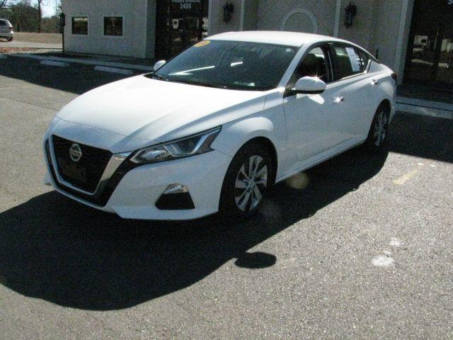 2019 White Nissan Altima 2.5 S (1N4BL4BV2KC) with an 2.5L I-4 gasoline direct injection engine, CVT transmission, located at 2443 Albert Pike, Hot Springs, AR, 71913, (501) 623-6255, 34.492222, -93.109993 - Photo#5