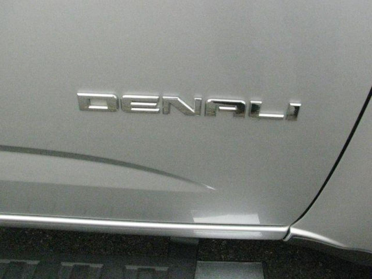 2018 Silver GMC Canyon Denali (1GTG6EEN9J1) with an 3.6L V-6 gasoline direct injection engine, Automatic transmission, located at 2443 Albert Pike, Hot Springs, AR, 71913, (501) 623-6255, 34.492222, -93.109993- Photo#7