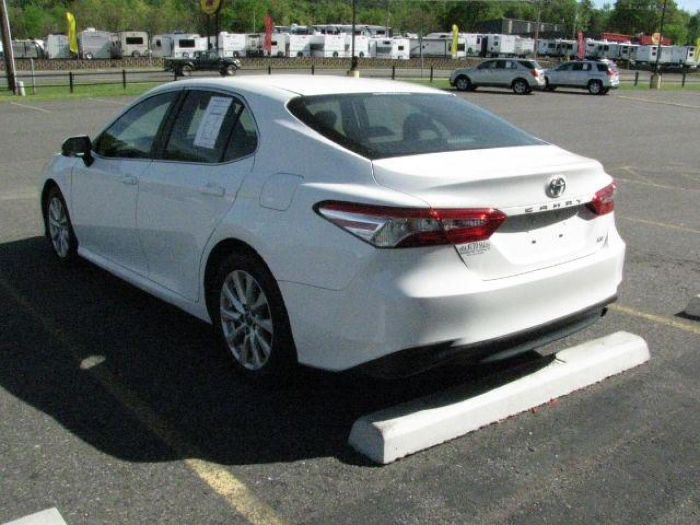 2018 White Toyota Camry LE (4T1B11HK1JU) with an 2.5L I-4 port/direct injection engine, Automatic transmission, located at 2443 Albert Pike, Hot Springs, AR, 71913, (501) 623-6255, 34.492222, -93.109993- Photo#3