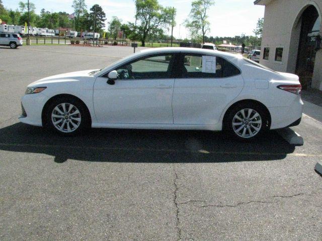 2018 White Toyota Camry LE (4T1B11HK1JU) with an 2.5L I-4 port/direct injection engine, Automatic transmission, located at 2443 Albert Pike, Hot Springs, AR, 71913, (501) 623-6255, 34.492222, -93.109993 - Photo#4