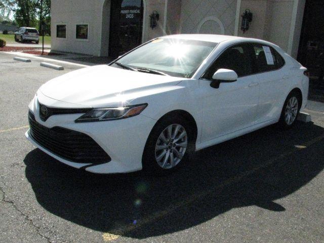 2018 White Toyota Camry LE (4T1B11HK1JU) with an 2.5L I-4 port/direct injection engine, Automatic transmission, located at 2443 Albert Pike, Hot Springs, AR, 71913, (501) 623-6255, 34.492222, -93.109993 - Photo#5