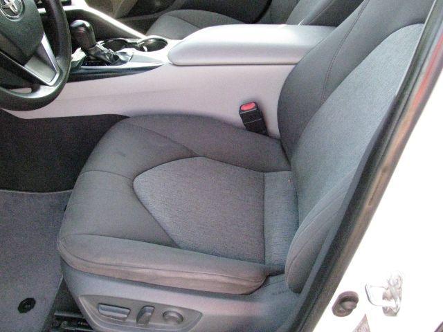 2018 White Toyota Camry LE (4T1B11HK1JU) with an 2.5L I-4 port/direct injection engine, Automatic transmission, located at 2443 Albert Pike, Hot Springs, AR, 71913, (501) 623-6255, 34.492222, -93.109993 - Photo#8