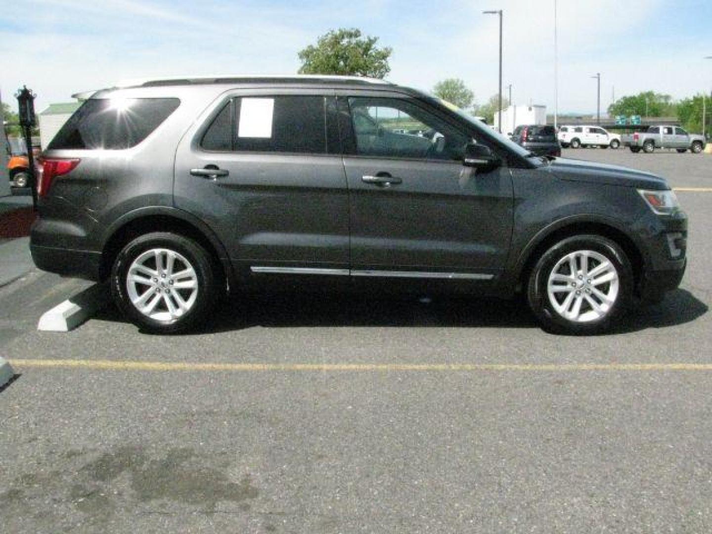 2017 Gray Ford Explorer XLT (1FM5K7D82HG) with an 3.5L engine, Automatic transmission, located at 2443 Albert Pike, Hot Springs, AR, 71913, (501) 623-6255, 34.492222, -93.109993- Photo#1