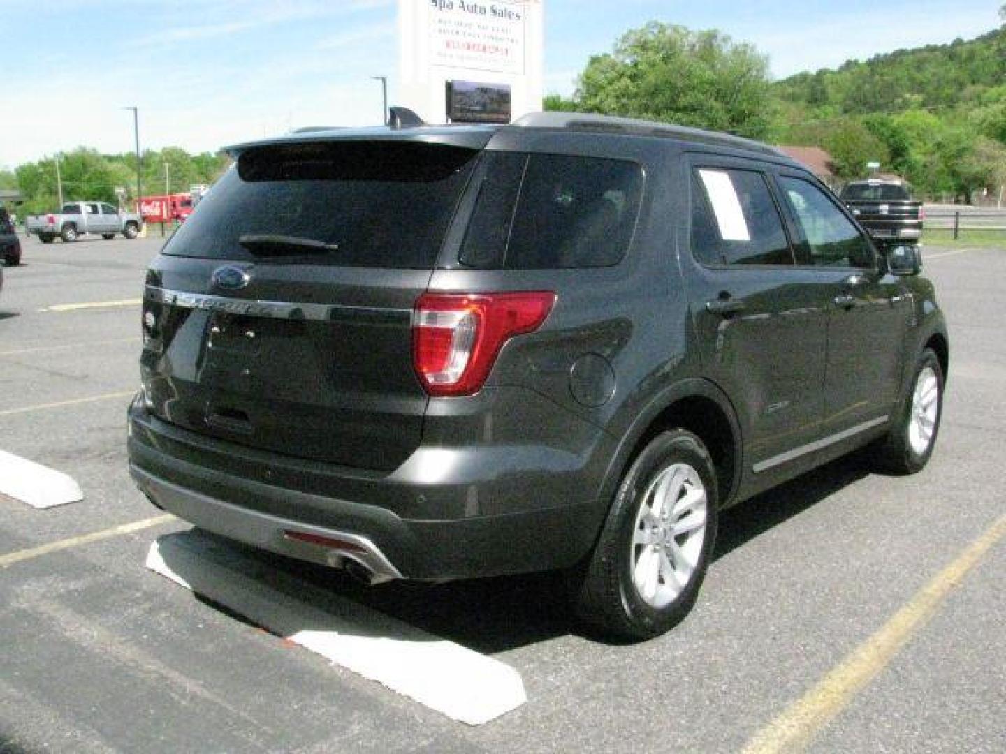 2017 Gray Ford Explorer XLT (1FM5K7D82HG) with an 3.5L engine, Automatic transmission, located at 2443 Albert Pike, Hot Springs, AR, 71913, (501) 623-6255, 34.492222, -93.109993- Photo#2