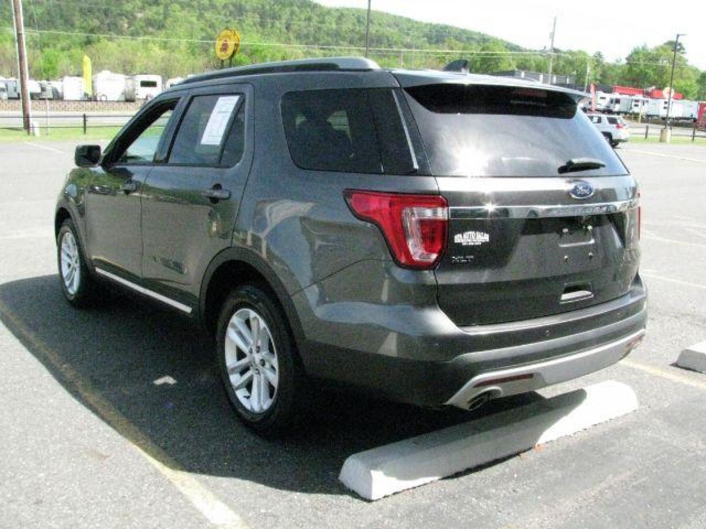 2017 Gray Ford Explorer XLT (1FM5K7D82HG) with an 3.5L engine, Automatic transmission, located at 2443 Albert Pike, Hot Springs, AR, 71913, (501) 623-6255, 34.492222, -93.109993- Photo#3