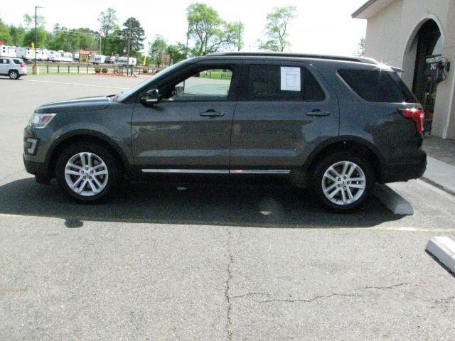 2017 Gray Ford Explorer XLT (1FM5K7D82HG) with an EcoBoost 2.3L I-4 gasoline direct injection engine, Automatic transmission, located at 2443 Albert Pike, Hot Springs, AR, 71913, (501) 623-6255, 34.492222, -93.109993 - Photo#4
