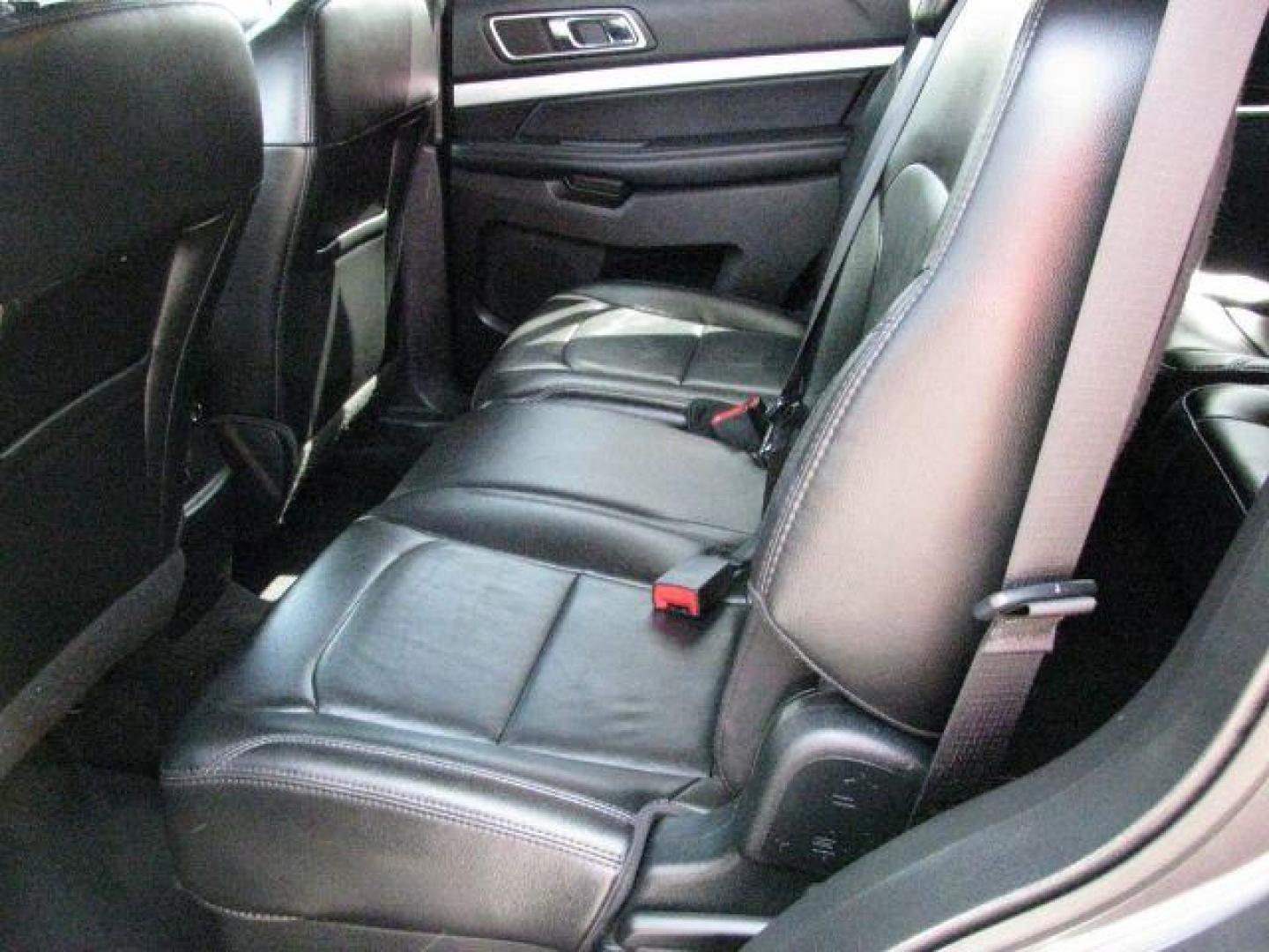 2017 Gray Ford Explorer XLT (1FM5K7D82HG) with an 3.5L engine, Automatic transmission, located at 2443 Albert Pike, Hot Springs, AR, 71913, (501) 623-6255, 34.492222, -93.109993- Photo#7