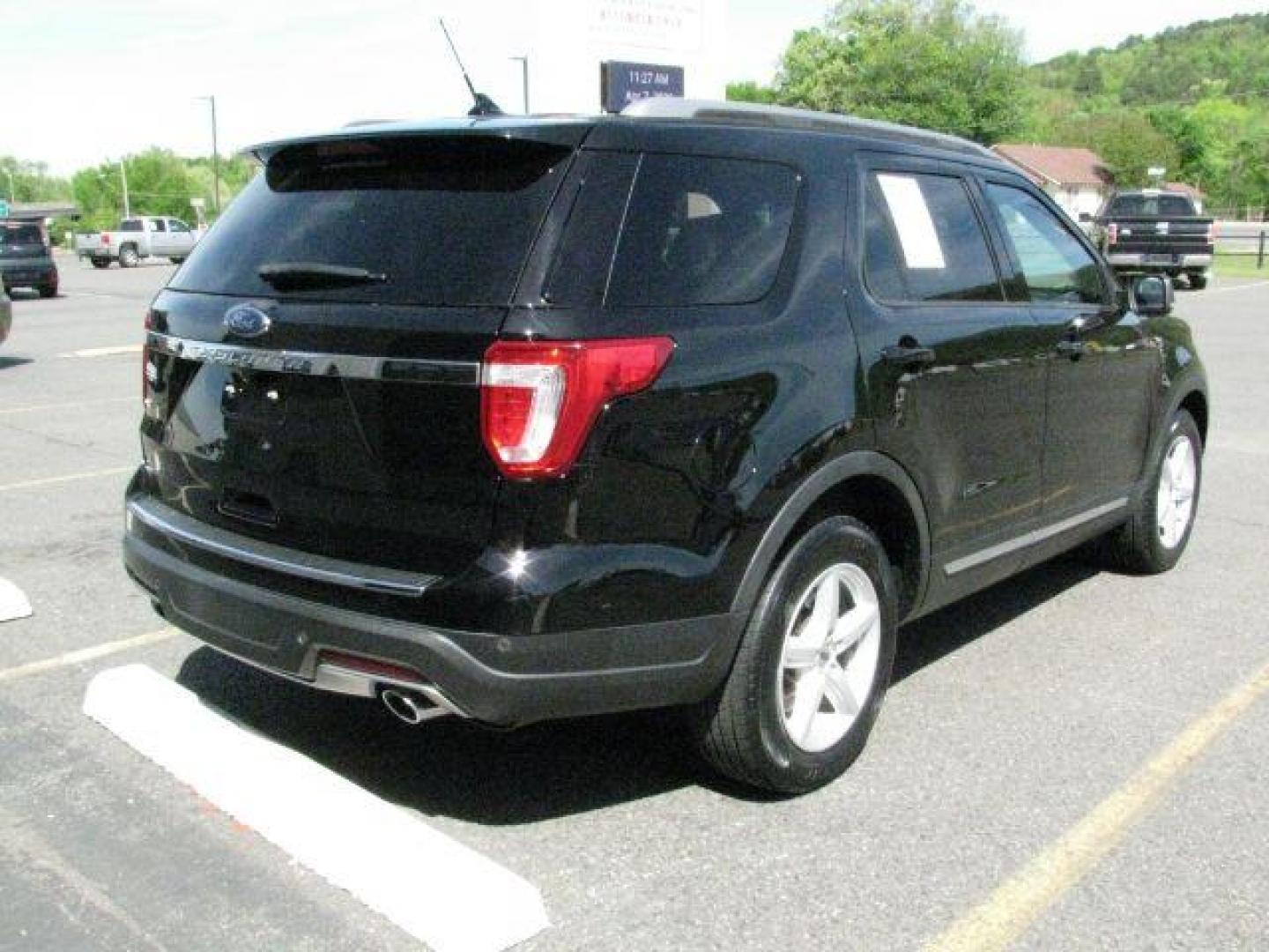 2018 Black Ford Explorer XLT (1FM5K7D80JG) with an 3.5L engine, Automatic transmission, located at 2443 Albert Pike, Hot Springs, AR, 71913, (501) 623-6255, 34.492222, -93.109993 - Photo#2