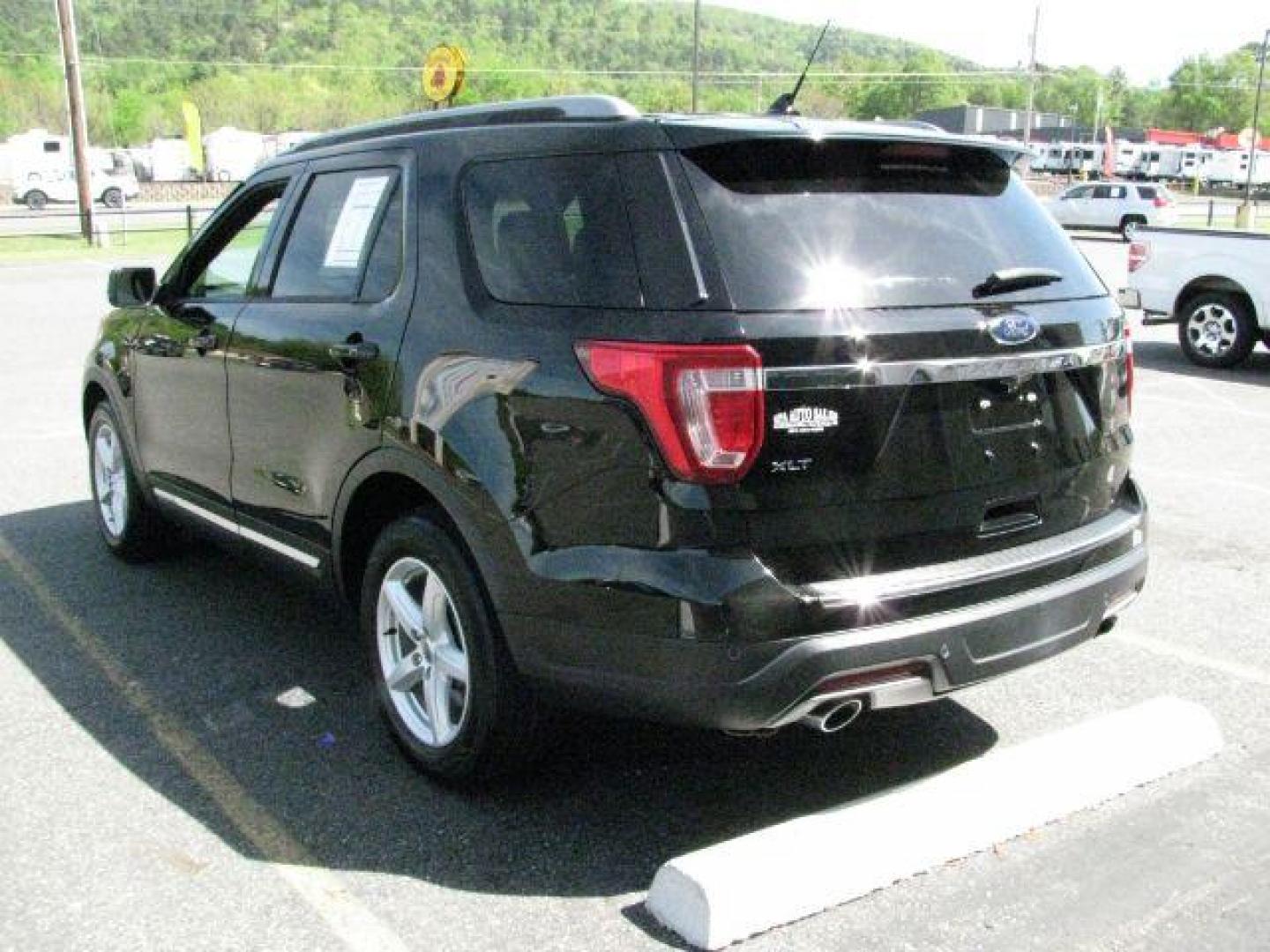 2018 Black Ford Explorer XLT (1FM5K7D80JG) with an 3.5L engine, Automatic transmission, located at 2443 Albert Pike, Hot Springs, AR, 71913, (501) 623-6255, 34.492222, -93.109993 - Photo#3