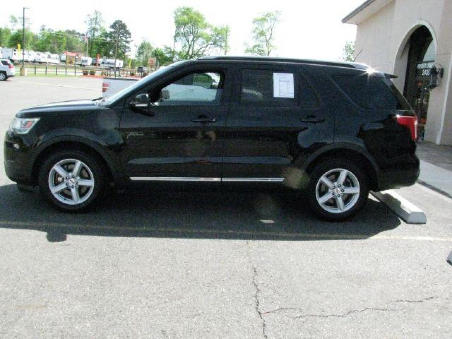 2018 Black Ford Explorer XLT (1FM5K7D80JG) with an 3.5L engine, Automatic transmission, located at 2443 Albert Pike, Hot Springs, AR, 71913, (501) 623-6255, 34.492222, -93.109993 - Photo#4