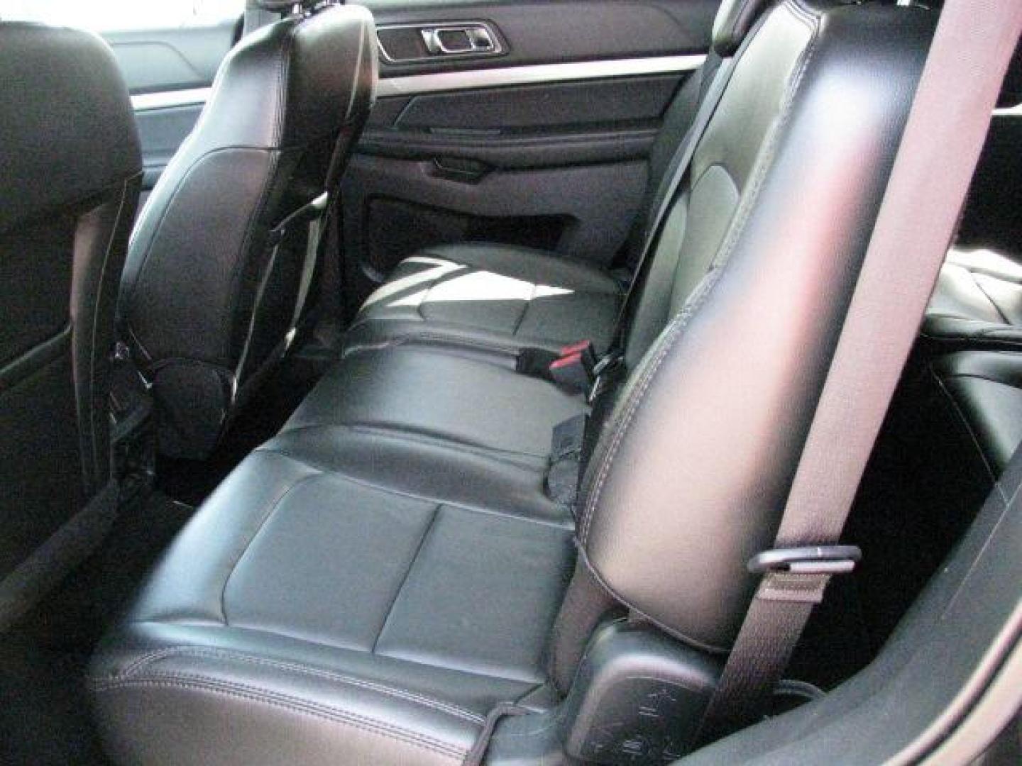 2018 Black Ford Explorer XLT (1FM5K7D80JG) with an 3.5L engine, Automatic transmission, located at 2443 Albert Pike, Hot Springs, AR, 71913, (501) 623-6255, 34.492222, -93.109993 - Photo#7