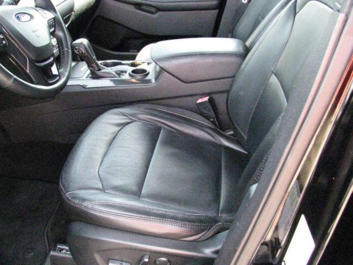 2018 Black Ford Explorer XLT (1FM5K7D80JG) with an 3.5L engine, Automatic transmission, located at 2443 Albert Pike, Hot Springs, AR, 71913, (501) 623-6255, 34.492222, -93.109993 - Photo#8