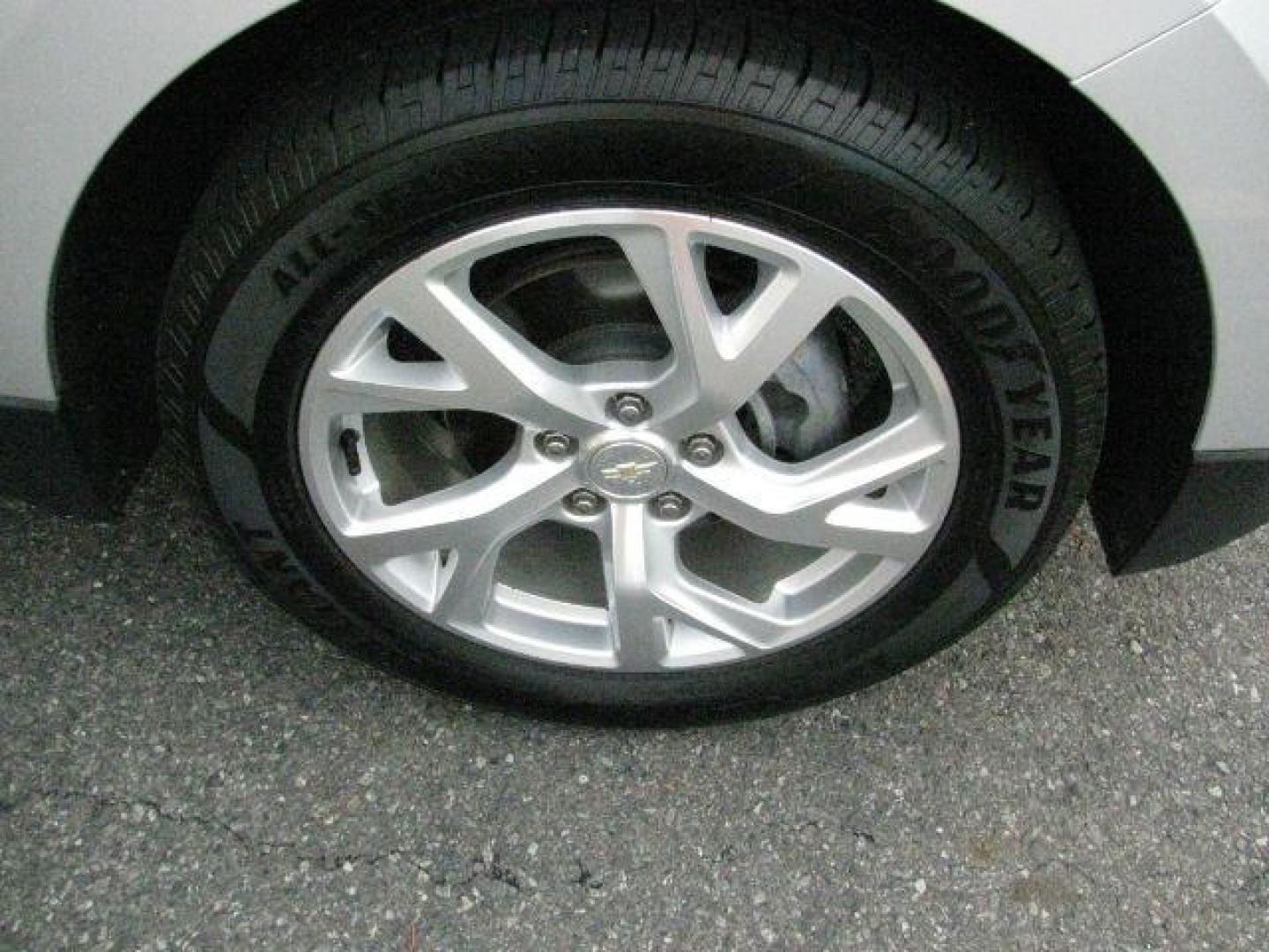 2020 Silver Chevrolet Equinox FWD LT 1.5L Turbo (3GNAXKEV1LS) with an 1.5L I-4 gasoline direct injection engine, Automatic transmission, located at 2443 Albert Pike, Hot Springs, AR, 71913, (501) 623-6255, 34.492222, -93.109993- Photo#6