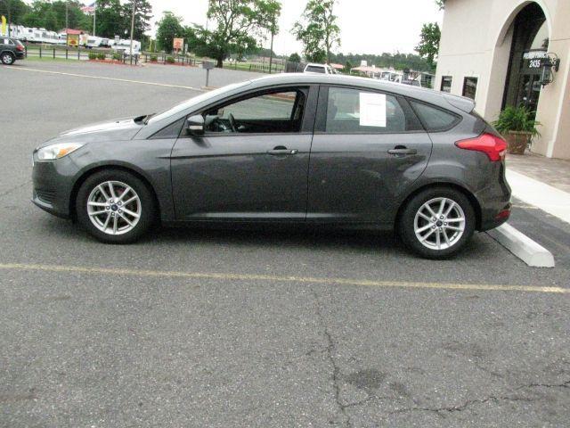 2016 Gray Ford Focus SE (1FADP3K20GL) with an 2L I-4 gasoline direct injection engine, Automatic transmission, located at 2443 Albert Pike, Hot Springs, AR, 71913, (501) 623-6255, 34.492222, -93.109993 - Photo#1