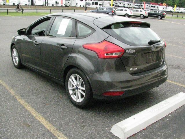 2016 Gray Ford Focus SE (1FADP3K20GL) with an 2L I-4 gasoline direct injection engine, Automatic transmission, located at 2443 Albert Pike, Hot Springs, AR, 71913, (501) 623-6255, 34.492222, -93.109993 - Photo#2